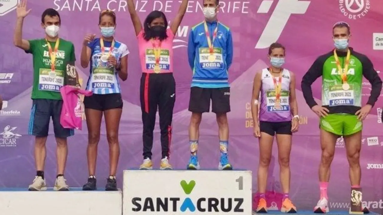 Puyuel en el podio de Tenerife. | Foto: Carreras monta&ntilde;a