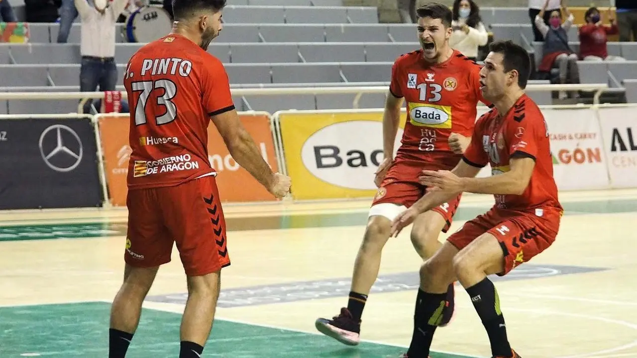 Jugadores del Bada Huesca, &uacute;nico equipo aragon&eacute;s en la &eacute;lite del balonmano espa&ntilde;ol,  durante esta temporada. Foto: C.Pascual