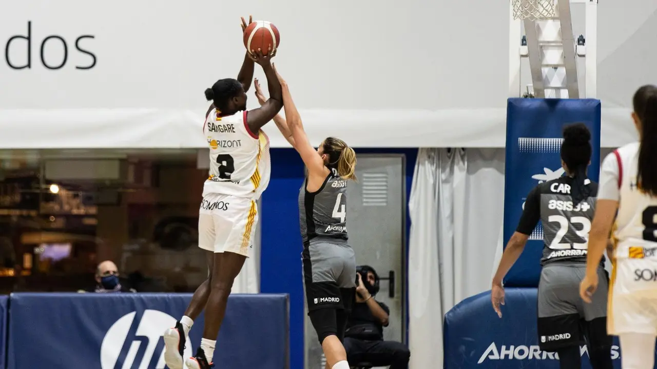 Aminata Sangare salta con potencia para lanzar. Foto: Movistar Estudiantes