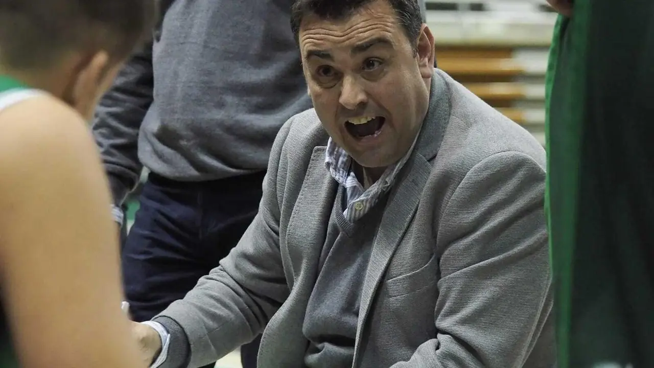 Sergio Lam&uacute;a, en la imagen, en un tiempo muerto del partido contra el Palencia en el Palacio. Foto: C.Pascual