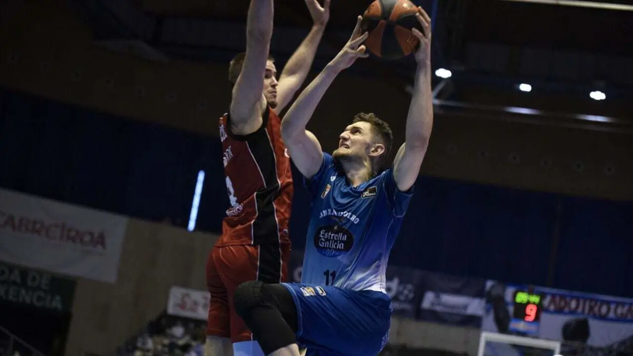 Radoncic intenta un tap&oacute;n. Foto: A. Ba&uacute;lde/ACB