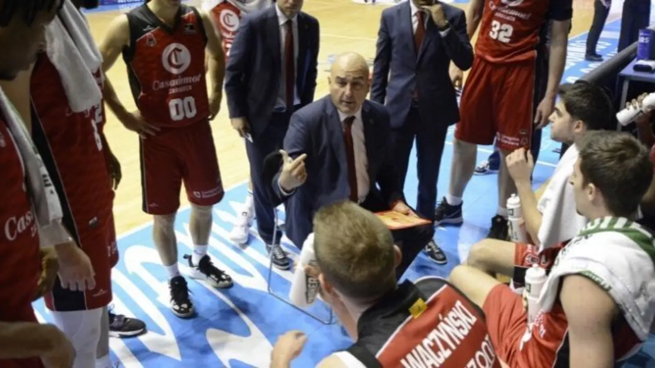 Ponsarnau se dirige a sus hombres en un tiempo muerto. Foto: A. Ba&uacute;lde / ACB