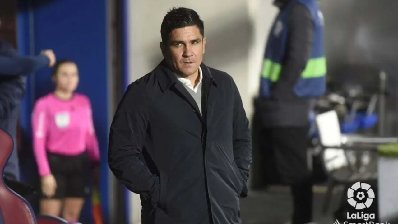 Xisco Mu&ntilde;oz mira a sus jugadores en el Huesca - Ibiza disputado en El Alcoraz. Foto: La Liga.