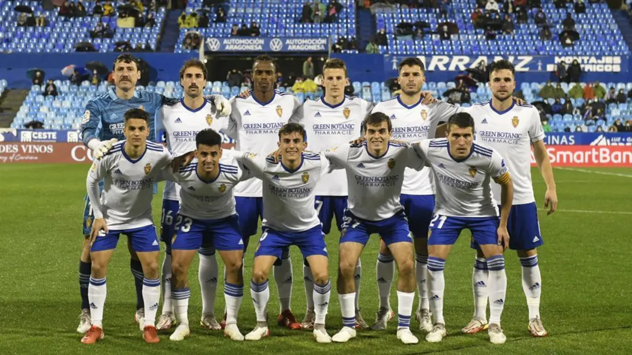 Los futbolistas del Real Zaragoza posan al inicio del partido frente al Legan&eacute;s | Foto: Real Zaragoza