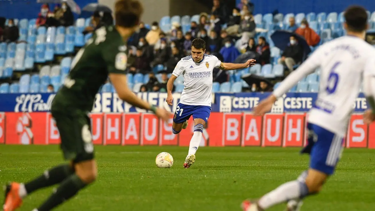 Zapater contra el Legan&eacute;s. | Foto: Real Zaragoza