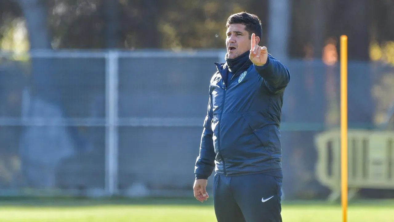 Xisco dirigiendo un entrenamiento. | Foto: SD Huesca