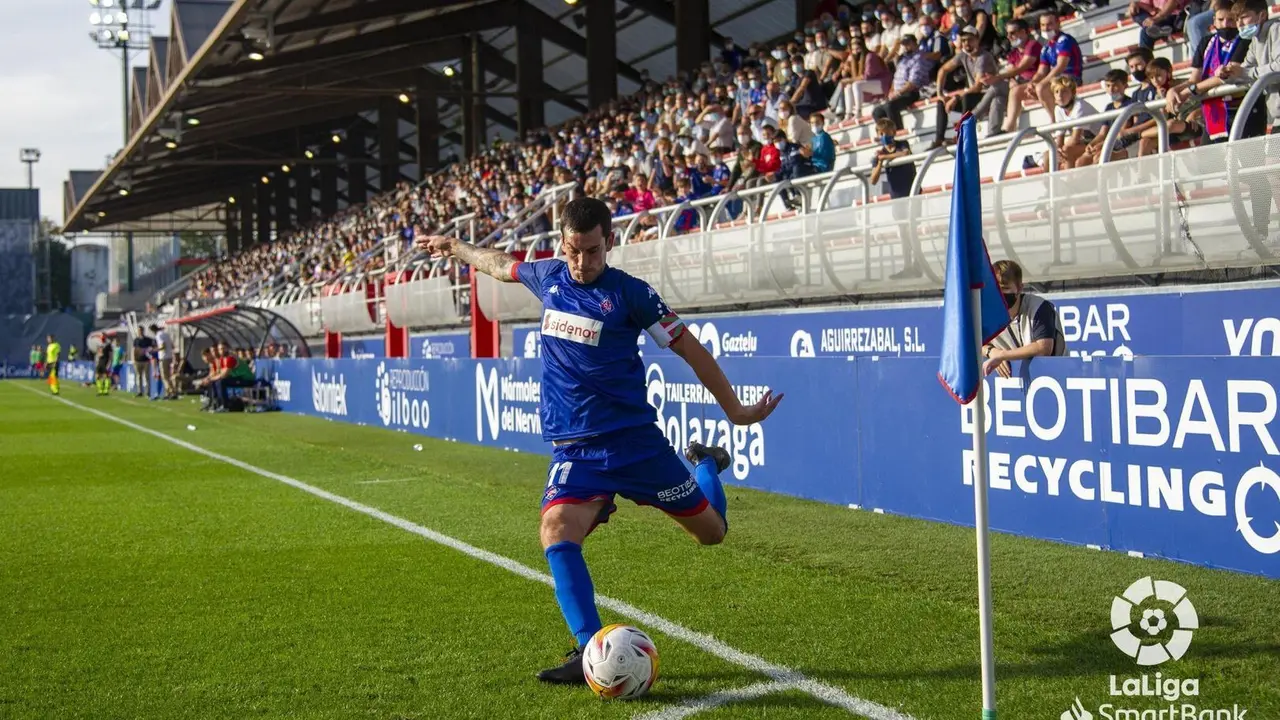 Iker Segu&iacute;n saca un c&oacute;rner junto a la grada de Lezama. | Foto: LFP