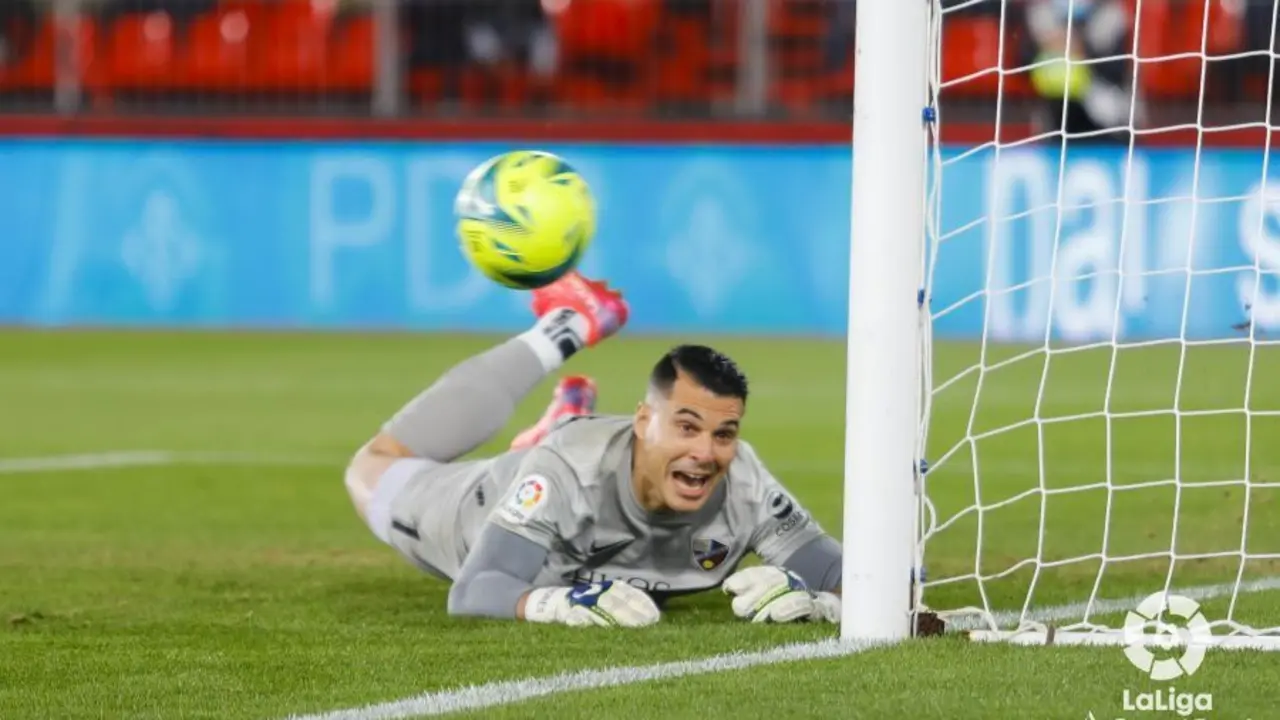 Andr&eacute;s Fern&aacute;ndez tras despejar un bal&oacute;n. Foto: La Liga. 