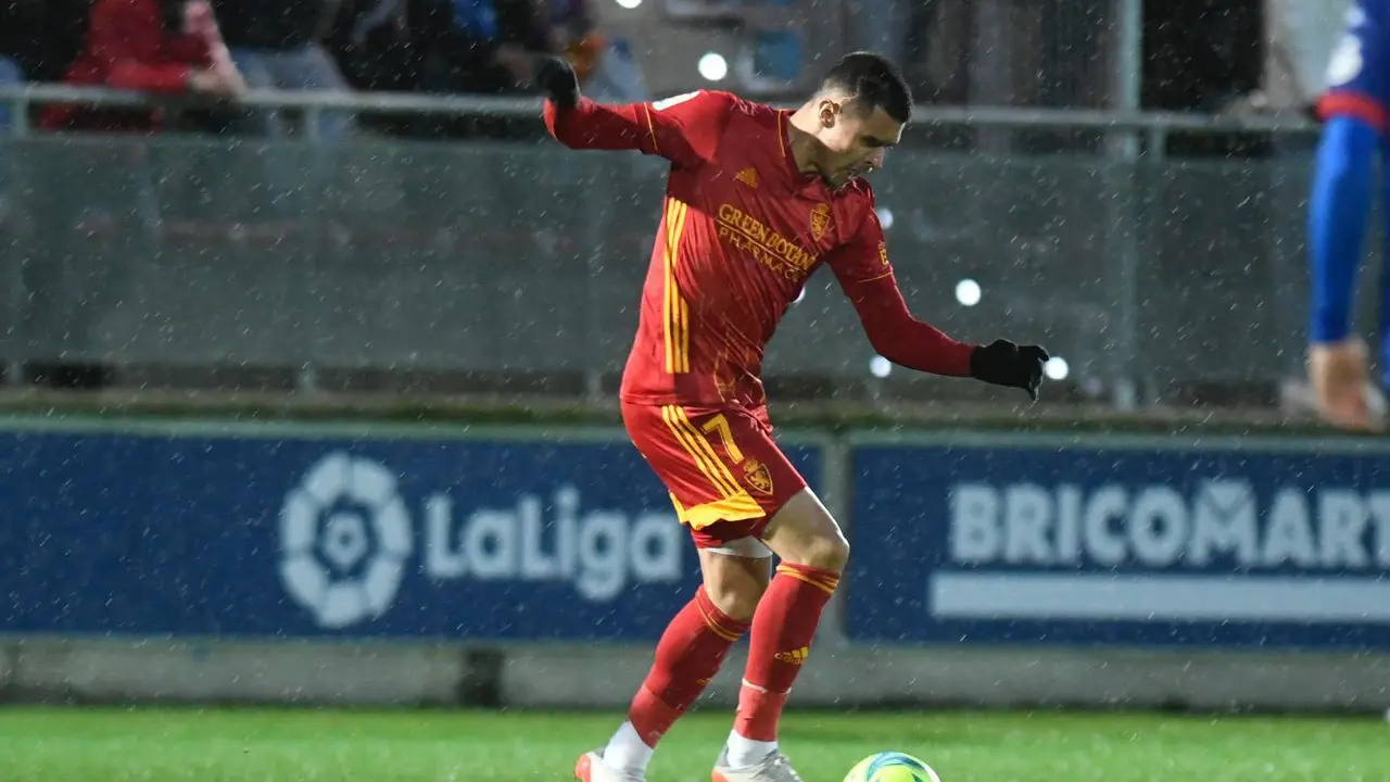 Juanjo Narv&aacute;ez controla un bal&oacute;n en la lluvia de Lezama | Foto: Real Zaragoza