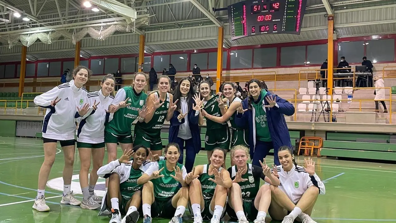 Las jugadoras celebran el s&eacute;ptimo triunfo del curso. Foto: Stadium Casablanca