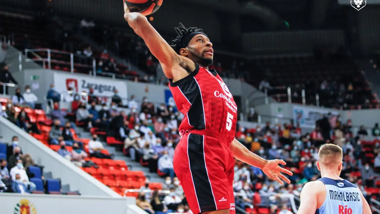 Stan Okoye est&aacute; disfrutando en su vuelta a la capital ma&ntilde;a. Fuente: E. Casas