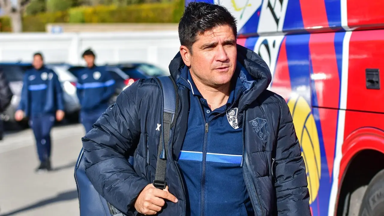 Xisco Mu&ntilde;oz con el autob&uacute;s del Huesca. | Foto: SD Huesca