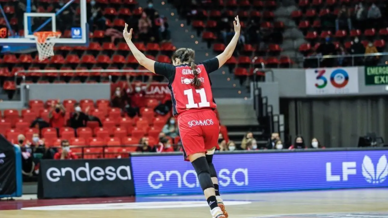 Vega Gimeno, en el partido ante Ferrol | Foto: Esther Casas / Casademont Zaragoza