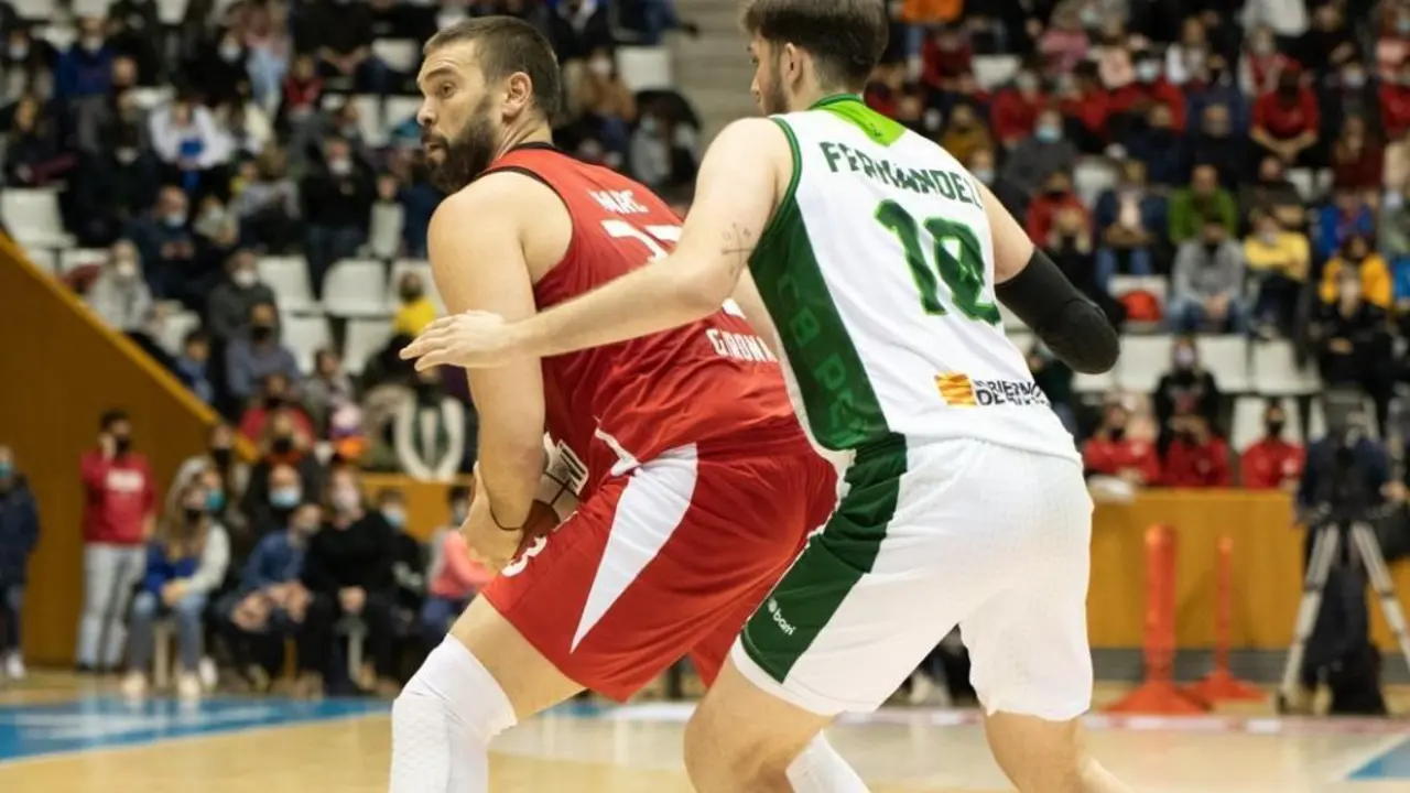 Marc Gasol postea ante Jaime Fern&aacute;ndez. Foto: Sergi Geron&eacute;s