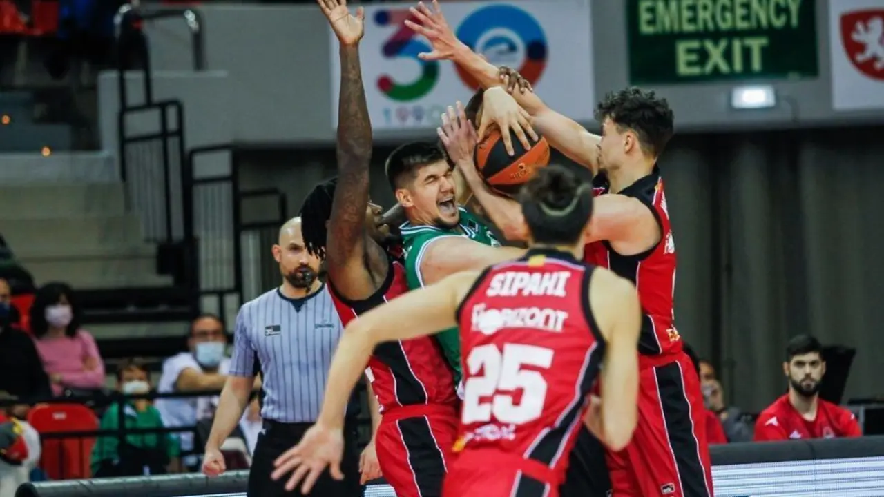 Vanwijn y Thompson, ante el Betis, bajo la mirada de Sipahi. Foto: Esther Casas / Casademont Zaragoza