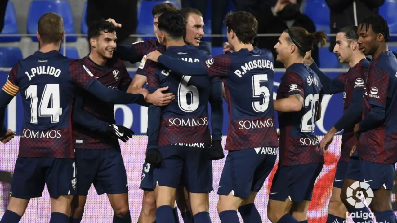 Los jugadores del Huesca celebran uno de los goles al Valladolid. Foto: LaLiga