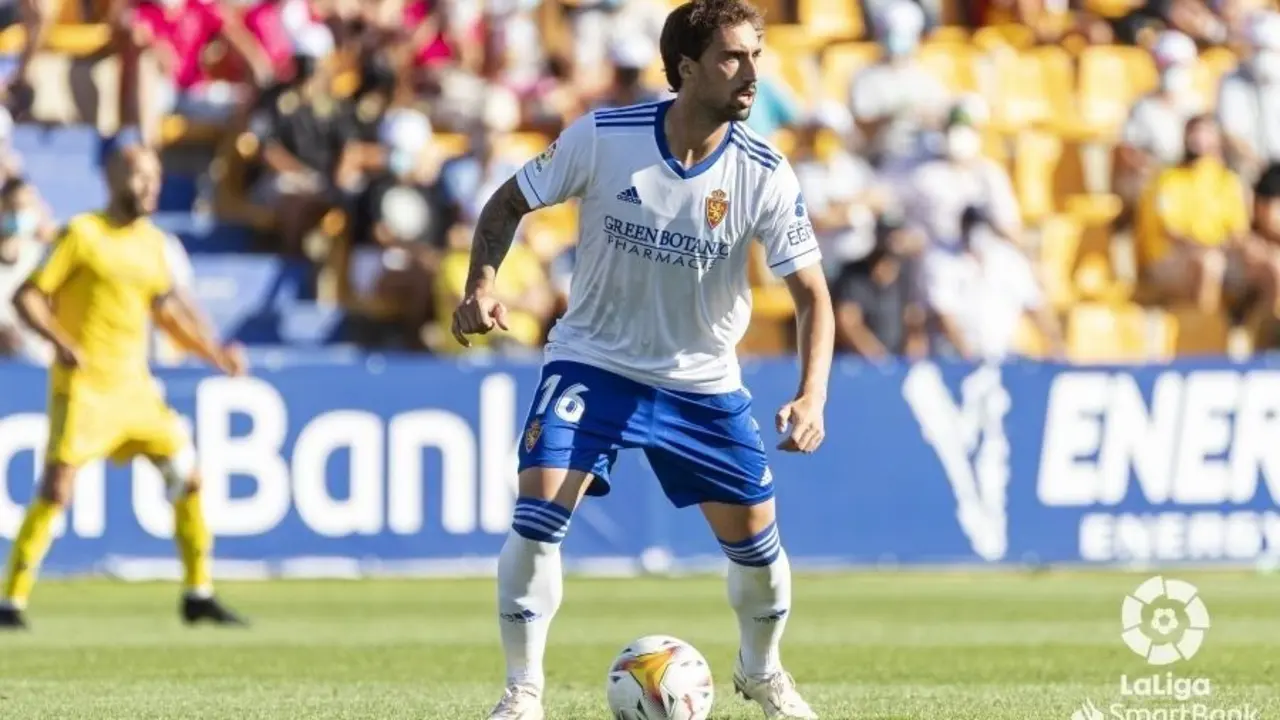 &Iacute;&ntilde;igo Eguaras conduce el bal&oacute;n. | Foto: LFP