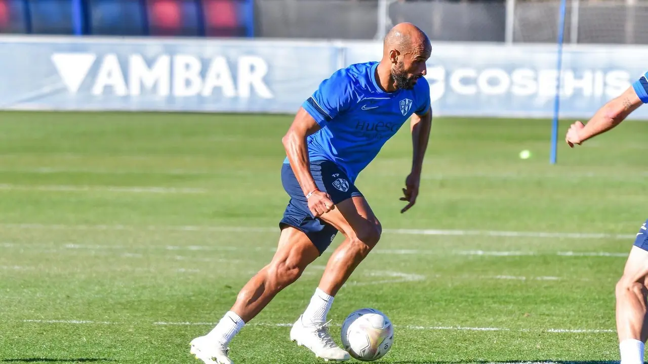 Mikel Rico conduciendo el bal&oacute;n. | Foto: SD Huesca