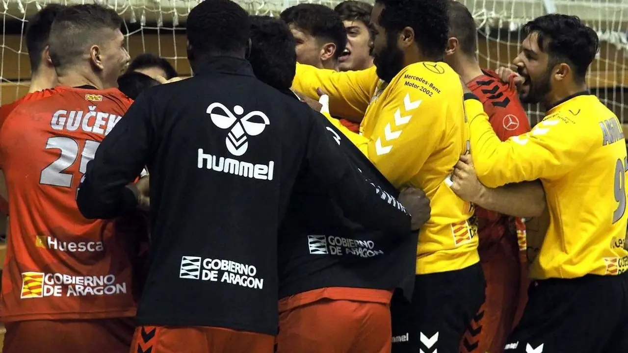 Los jugadores del Bada Huesca juegan el &uacute;ltimo partido de esta temporada este domingo en Cuenca. Foto: C. Pascual