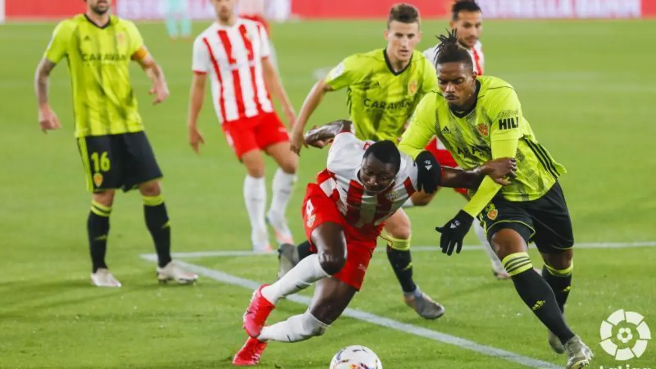 Umar Sadiq y Jair Amador pugnan por un bal&oacute;n en el &uacute;ltimo Almer&iacute;a-RZ (9/12/20). | Foto: RZ