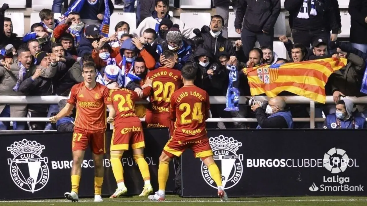 Los jugadores del Real Zaragoza celebran junto a la afici&oacute;n el gol de &Aacute;lvaro en Burgos. | Foto: LFP