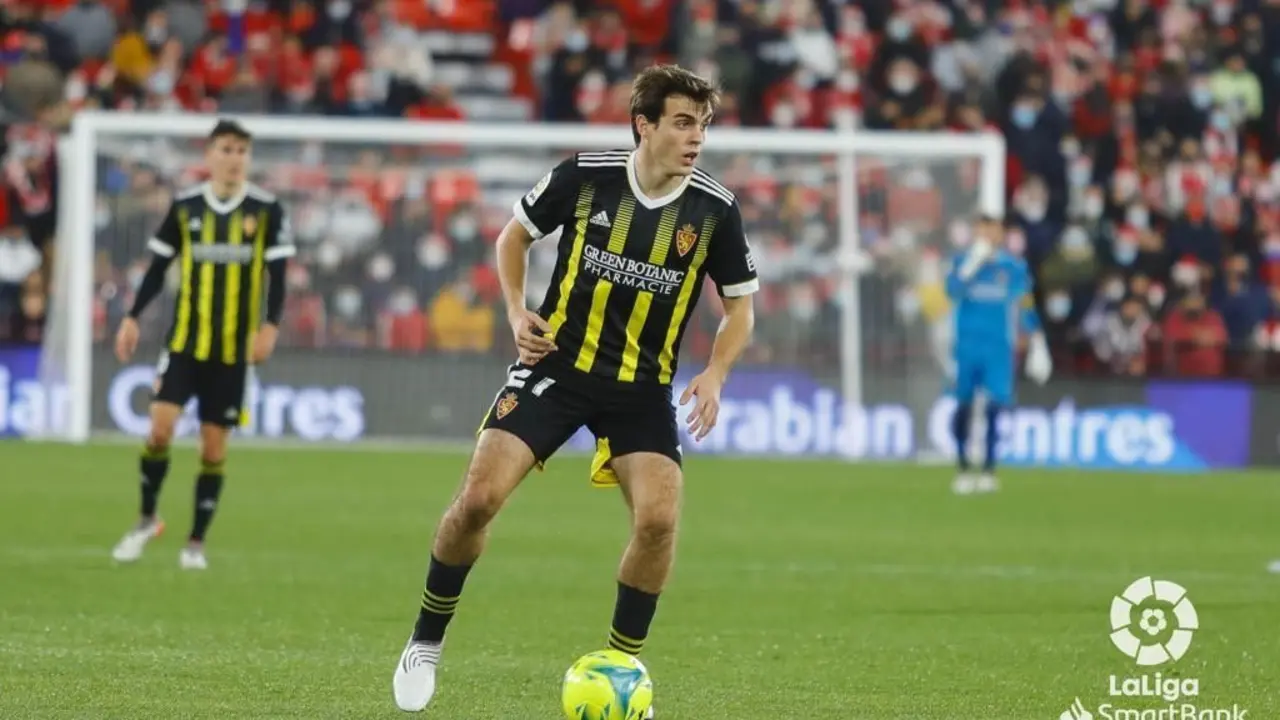 Francho Serrano dirige el juego del Real Zaragoza. Foto: LaLiga.