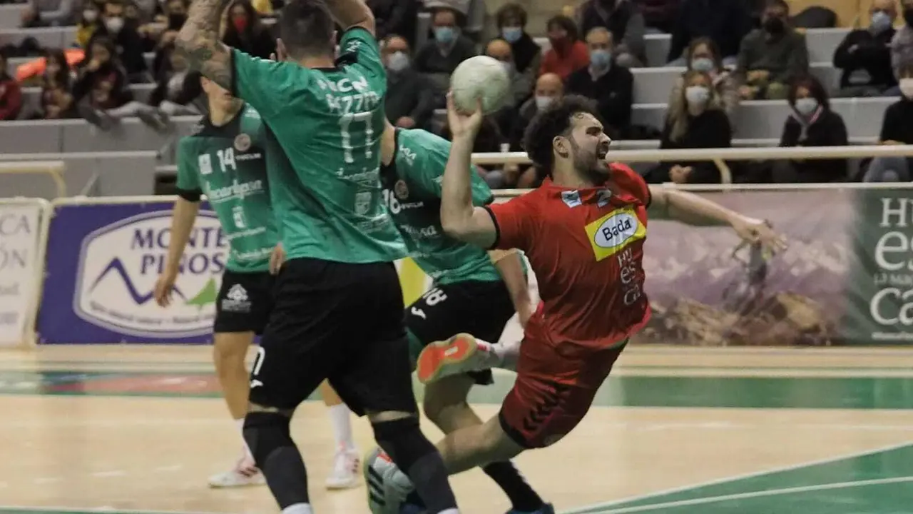 Montoya, en la imagen, supera a la siempre dif&iacute;cil defensa de Cuenca en un partido de la pasada temporada. Foto: C.Pascual