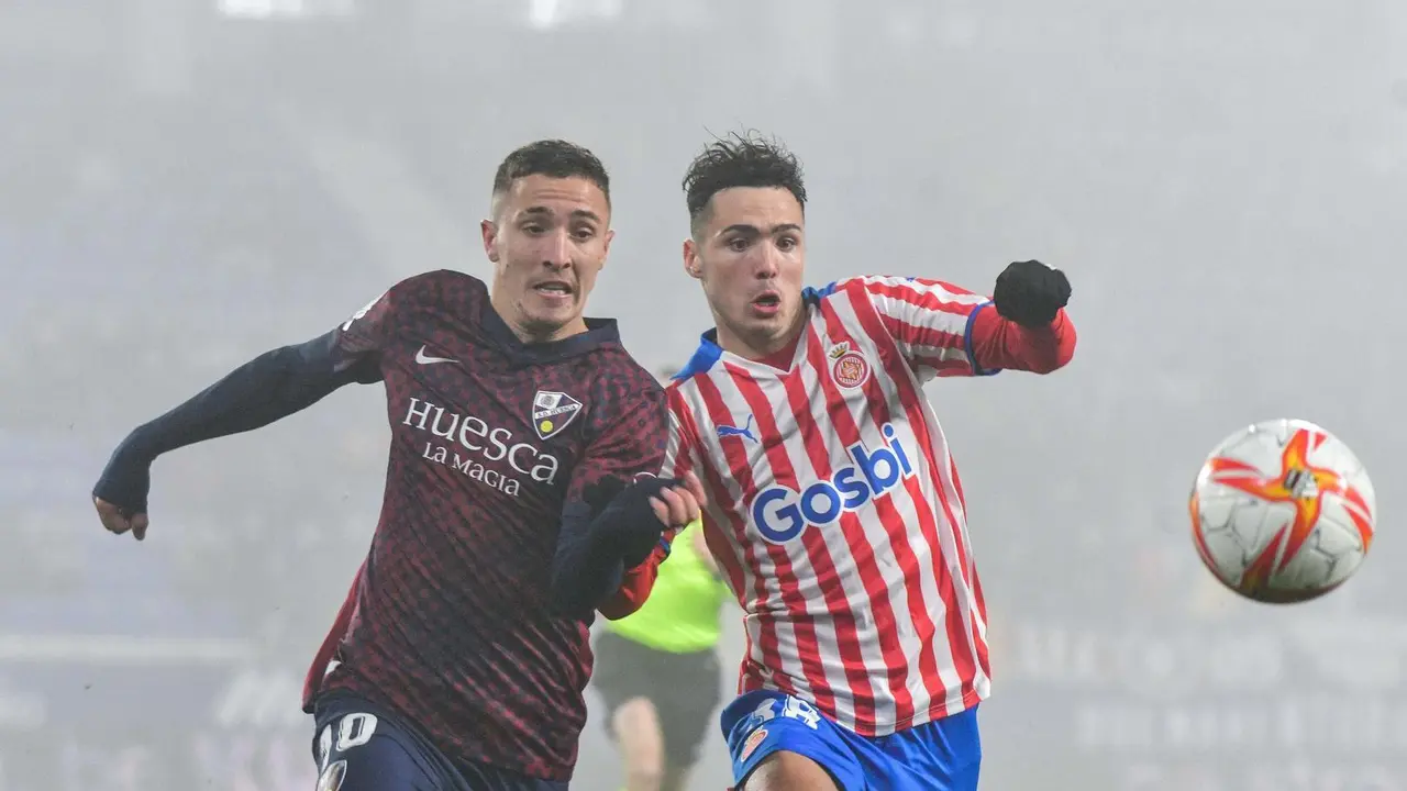 Escriche peleando un bal&oacute;n contra el Girona. | Foto: SD Huesca