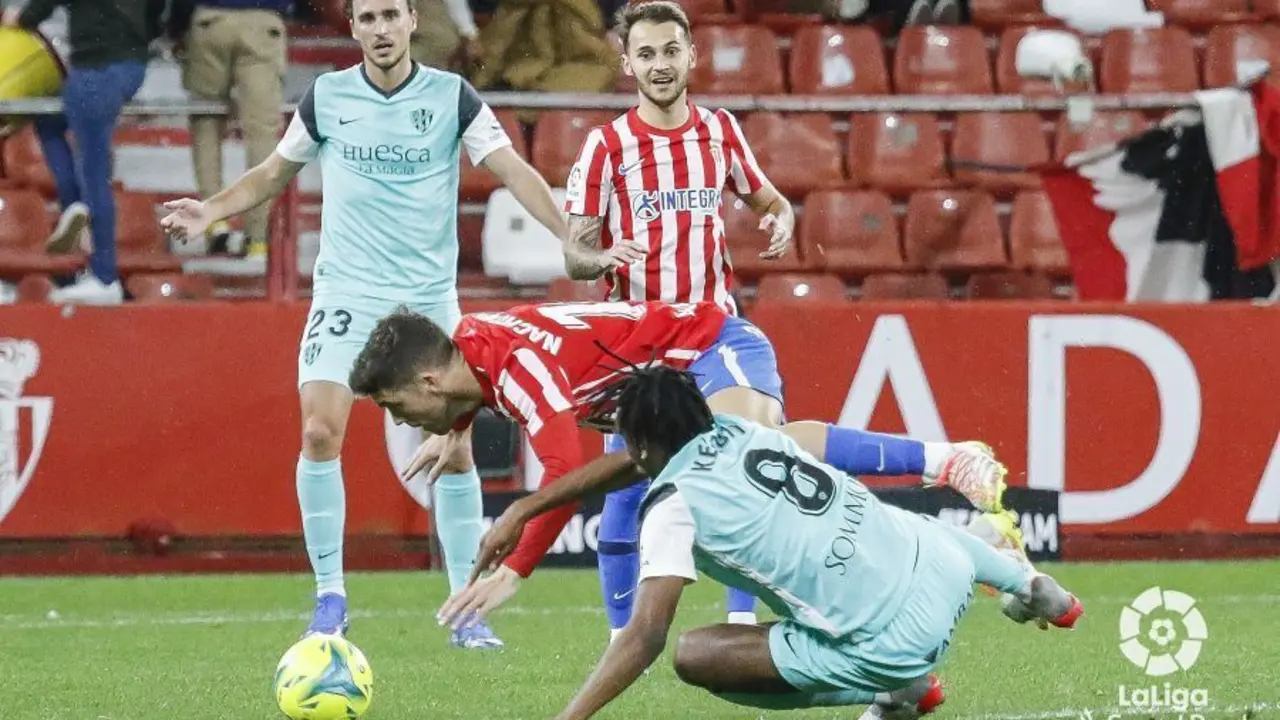 Ignasi Miquel, al fondo de la imagen en el partido entre el Sporting y la SD Huesca. Foto: LaLiga