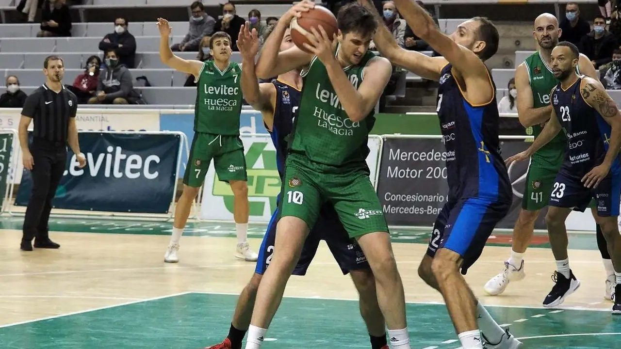 Una jugada del Levitec Huesca - Oviedo, en el que varios jugadores del equipo asturiano dieron positivo en el Covid-19. Foto: C.Pascual
