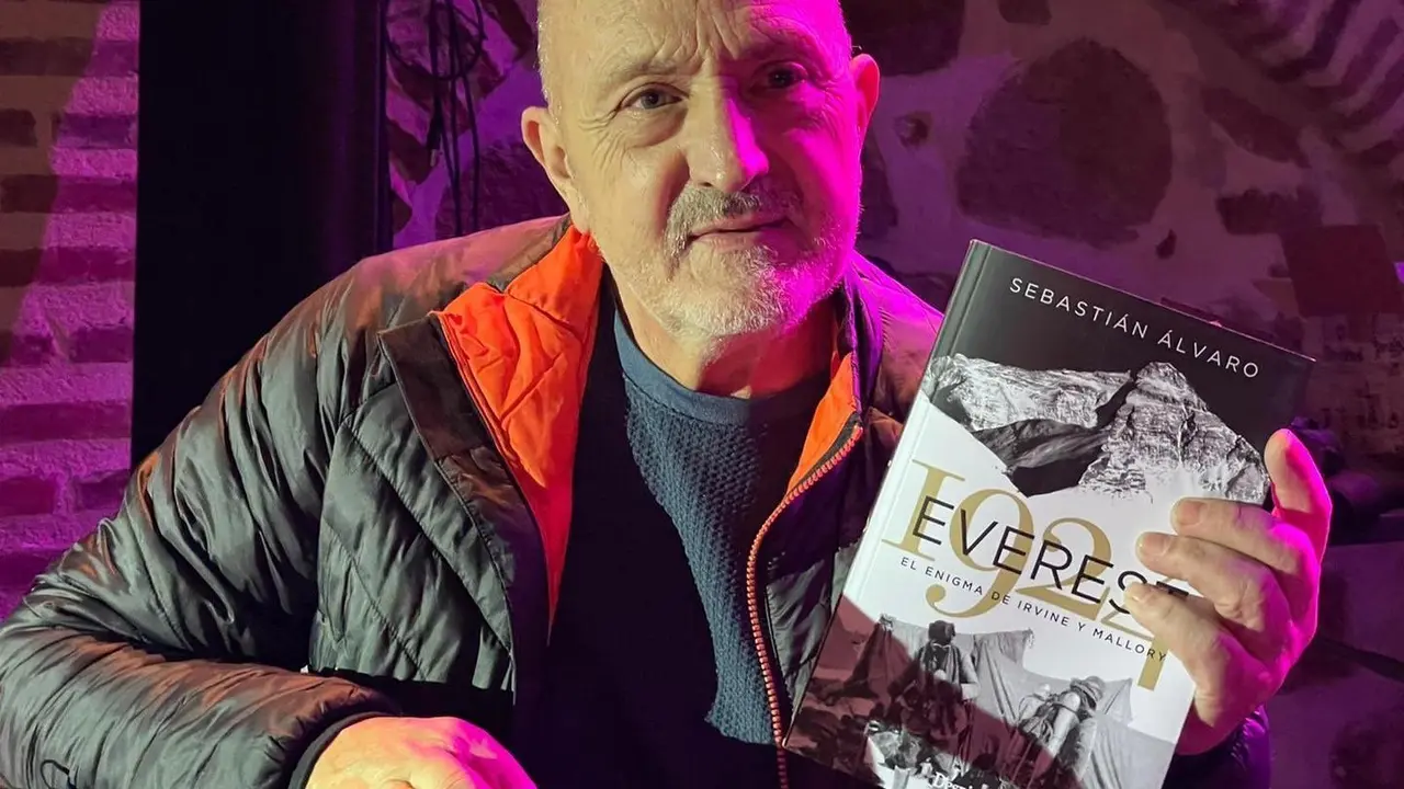 Sebas &Aacute;lvaro, en la imagen, con un libro que es mucho m&aacute;s que monta&ntilde;ismo. 