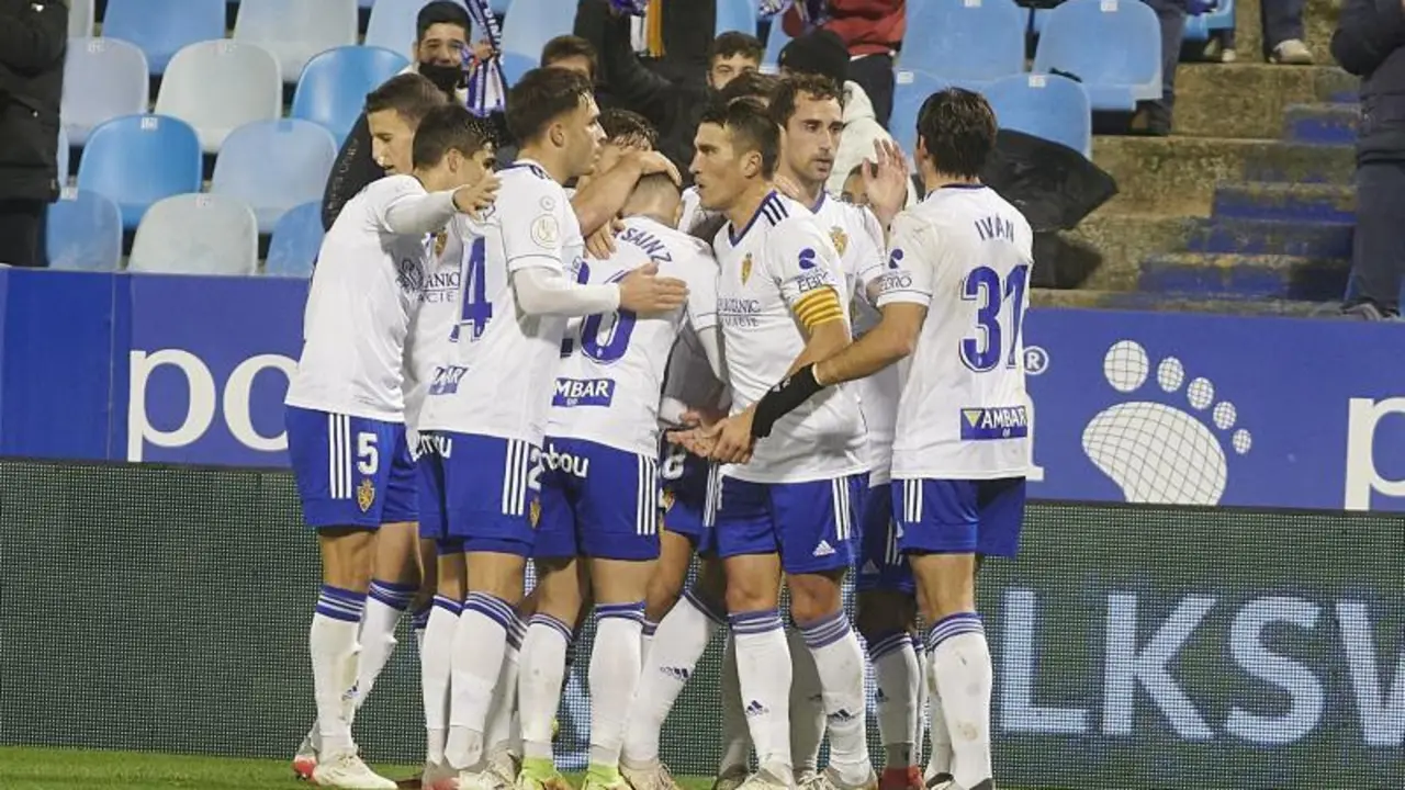 Los jugadores del Real Zaragoza se abrazan en la celebraci&oacute;n de uno de los goles al Burgos CF. | Foto: RZ
