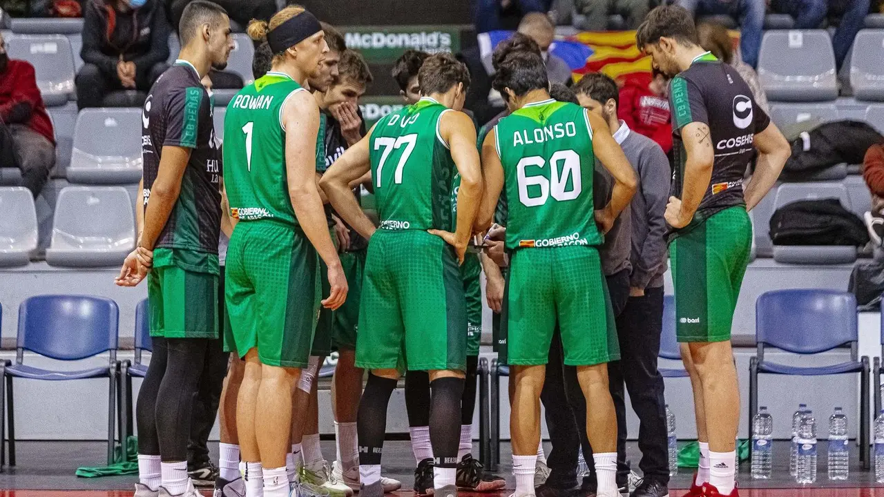 Equipo del Levitec Huesca en el partido contra el Lleida que fue obligado a jugar por la FEB. Foto: Pol Puertas