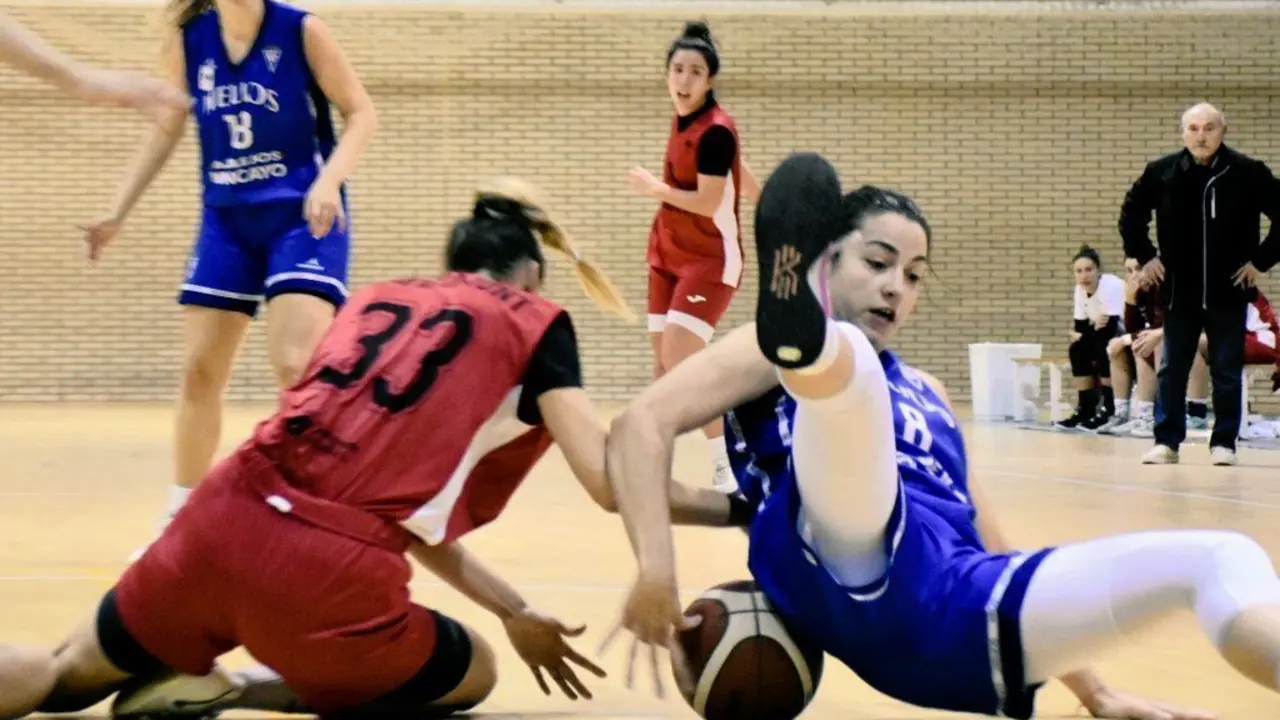 Ana P&eacute;rez pelea un bal&oacute;n desde el suelo | Foto: @callaved