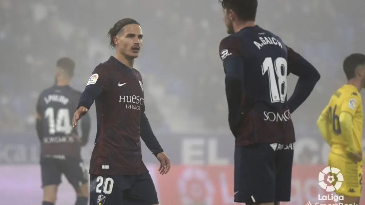 Seoane mira a Gaich en el &uacute;ltimo Huesca - Alcorc&oacute;n disputado en El Alcoraz. Foto: LaLiga