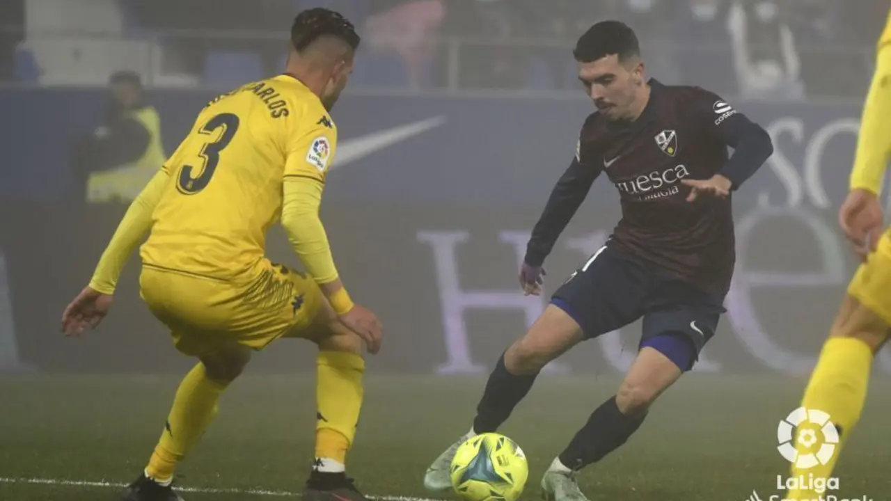 A Joaqu&iacute;n conduce el bal&oacute;n ante el Alcorc&oacute;n. | Foto: LaLiga