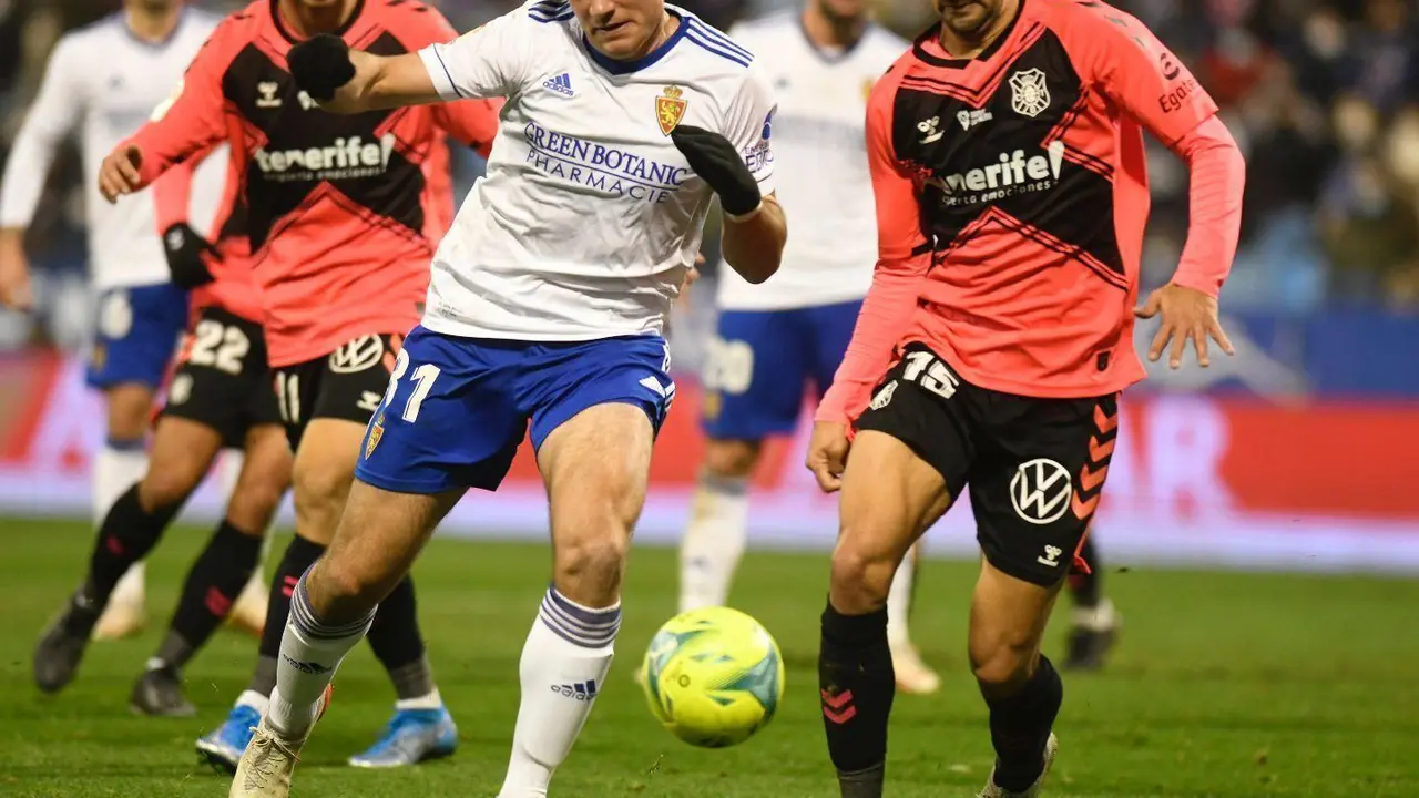 Iv&aacute;n Az&oacute;n pelea sin suerte por un bal&oacute;n ante el Tenerife | Foto: Real Zaragoza