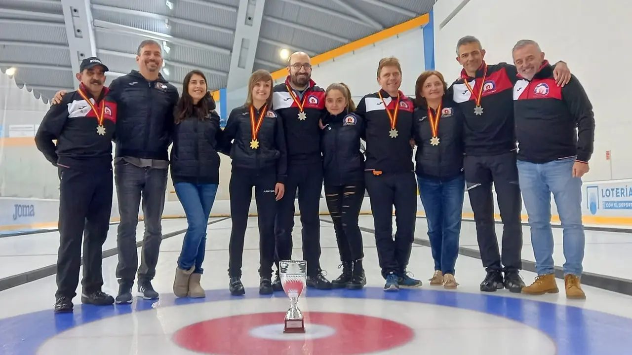 Todos los jacetanos participantes en las competiciones de curling. | Foto: CH Jaca