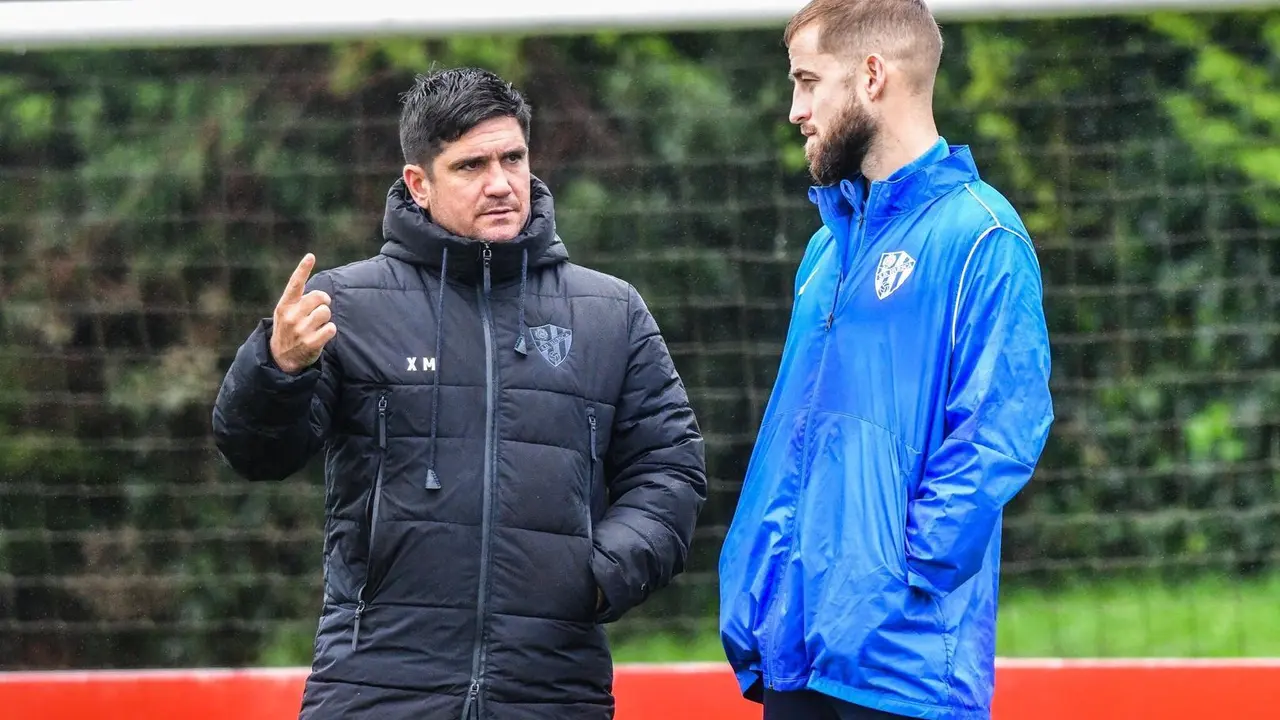 Pulido conversando con Xisco. | Foto: SD Huesca
