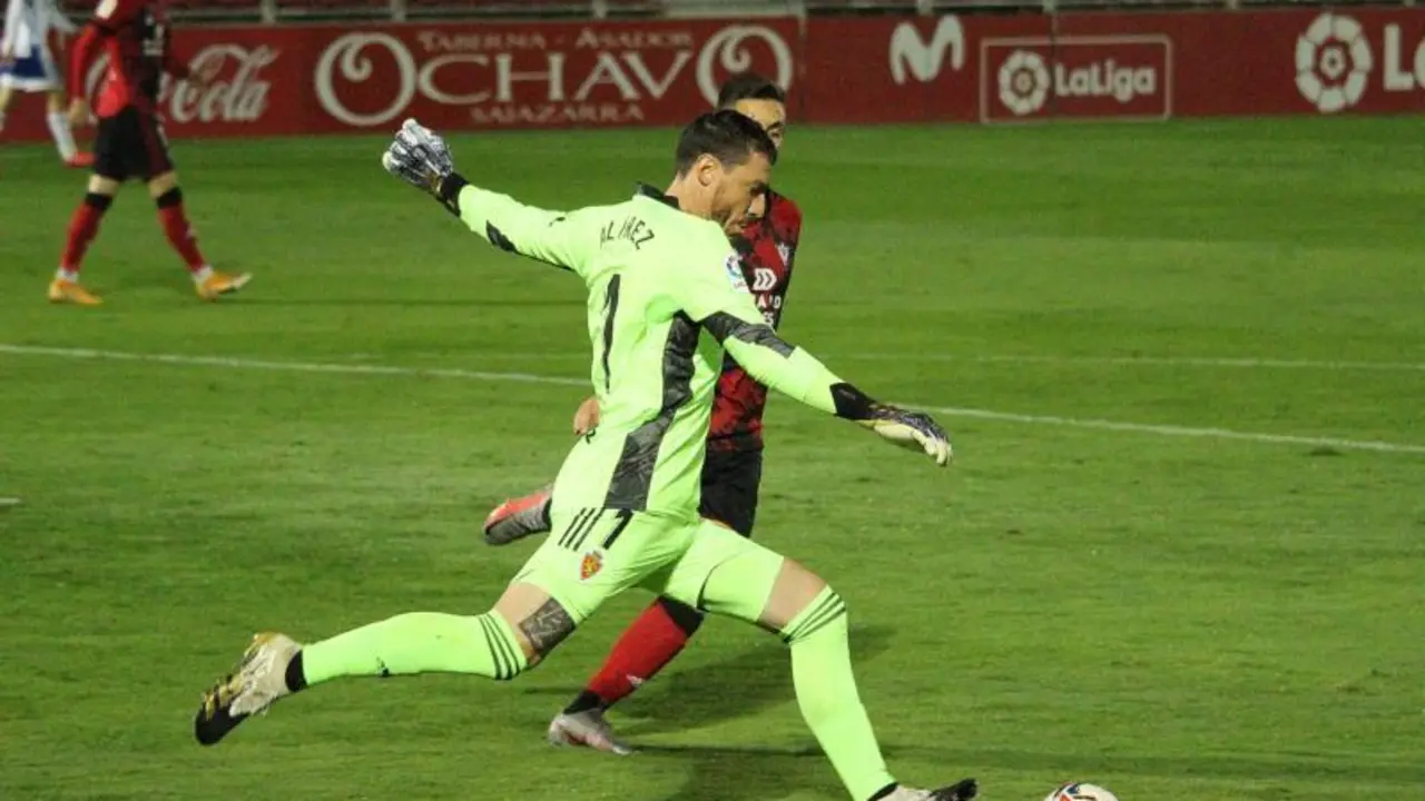 Cristian golpea el bal&oacute;n en el partido de Anduva de la temporada pasada. | Foto: RZ