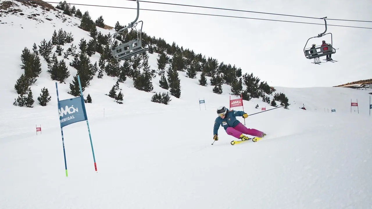 Celia Abad, entrenando en la estaci&oacute;n de Formigal. Foto: Aram&oacute;n