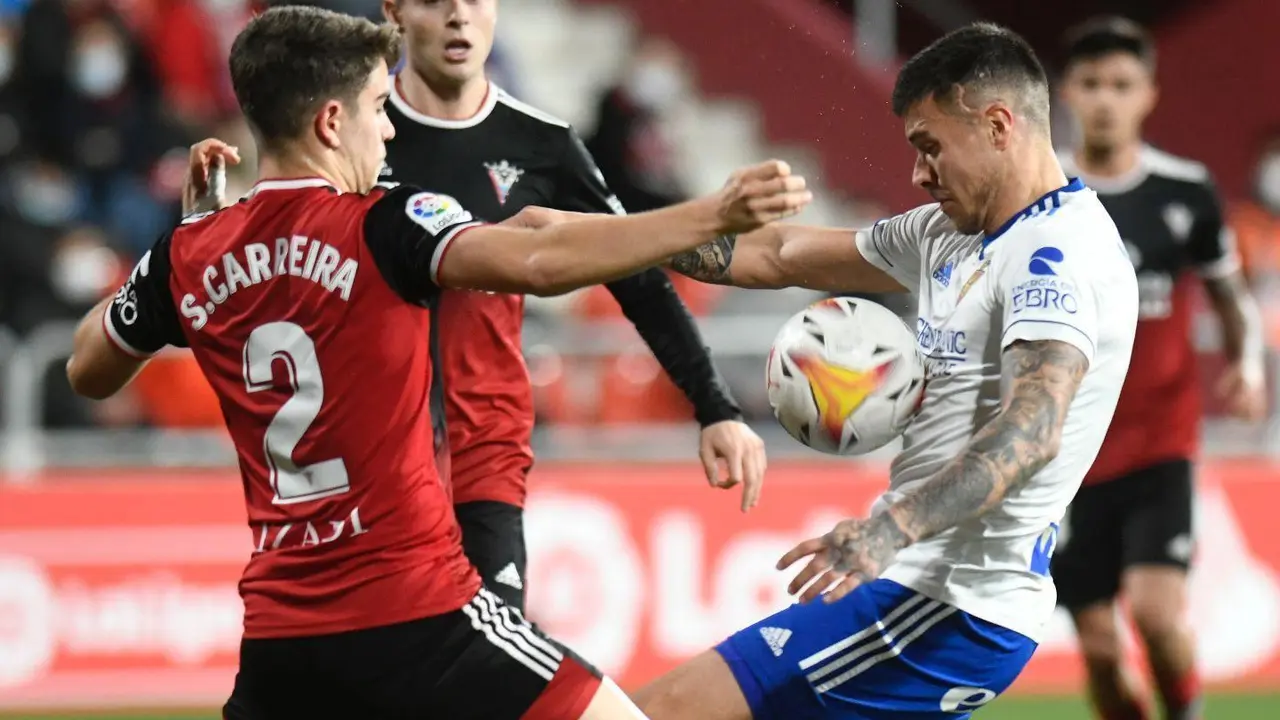 Narv&aacute;ez y Carreira disputan un bal&oacute;n en Anduva. | Foto: RZ