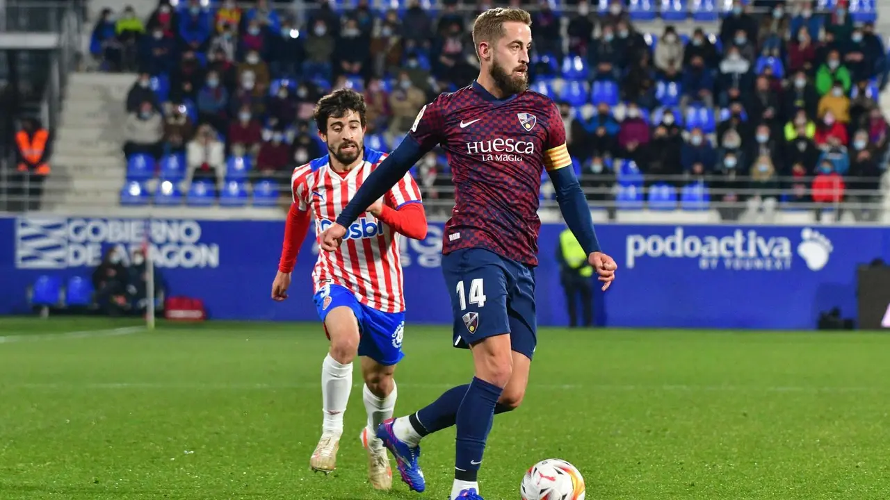 Pulido conduciendo el bal&oacute;n ante el Girona. | Foto: SD Huesca