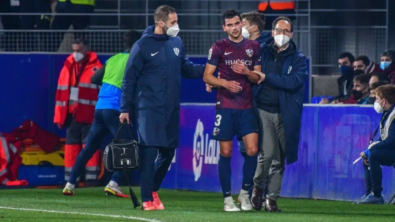 Florian Miguel retir&aacute;ndose del campo tras sufrir un golpe. | Foto: SD Huesca
