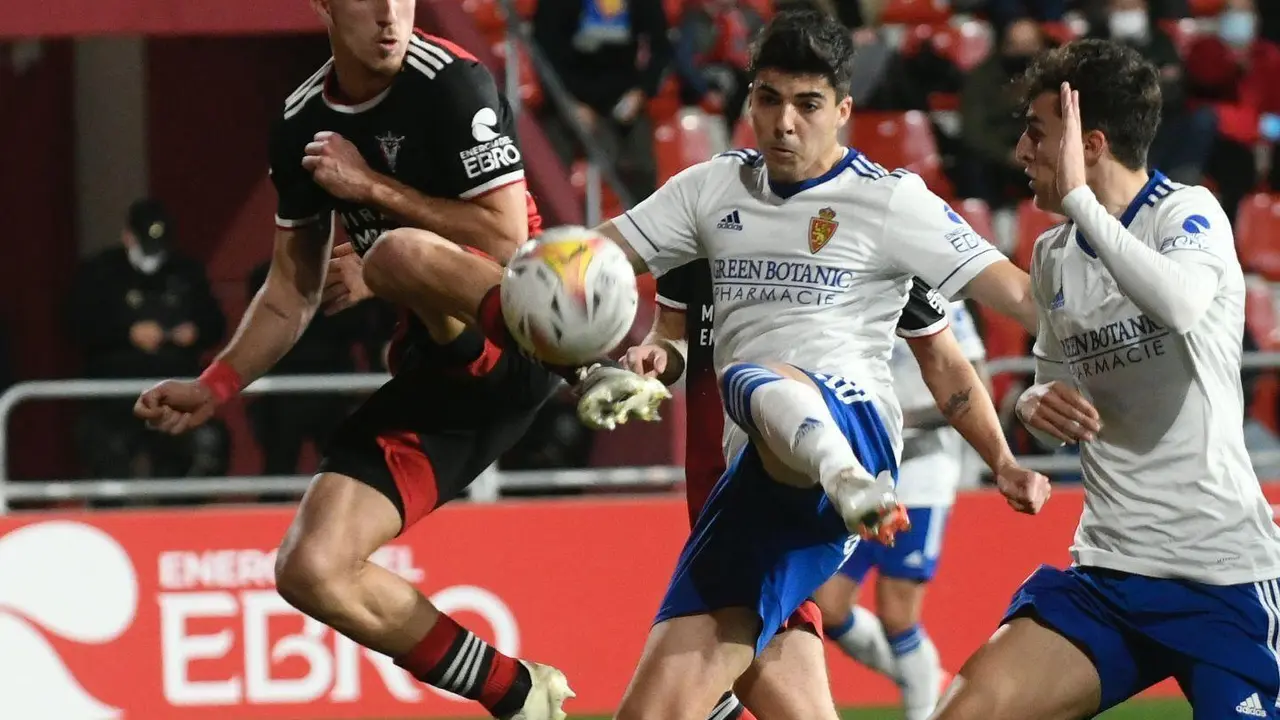Enrique Clemente en una disputa en el partido ante el Mirand&eacute;s | Foto: Real Zaragoza