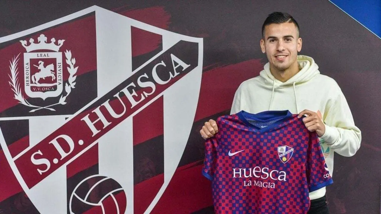 Jordi Cano en su presentaci&oacute;n como azulgrana. | Foto: SD Huesca