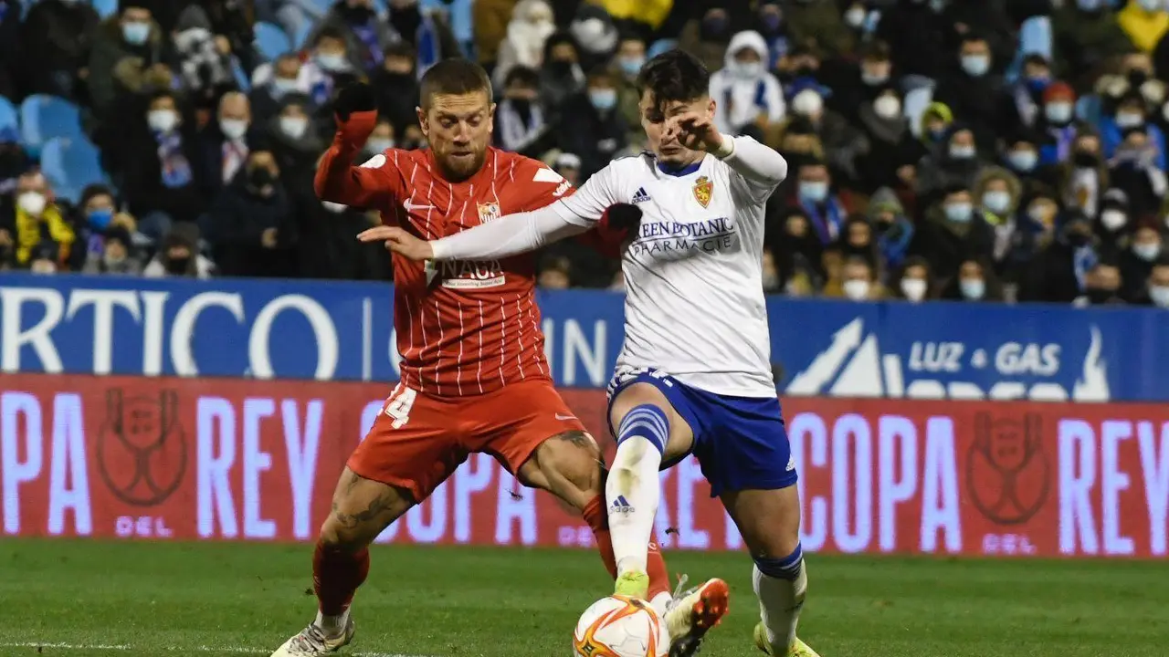 Borja S&aacute;inz v el Papu G&oacute;mez en un lance del partido. | Foto: RZ