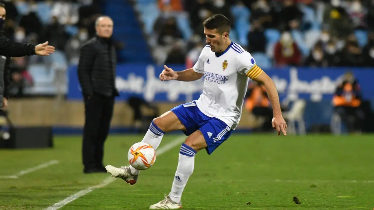 Alberto Zapater controla un bal&oacute;n en La Romareda, ante la mirada de Juan Ignacio Mart&iacute;nez | Foto: Real Zaragoza