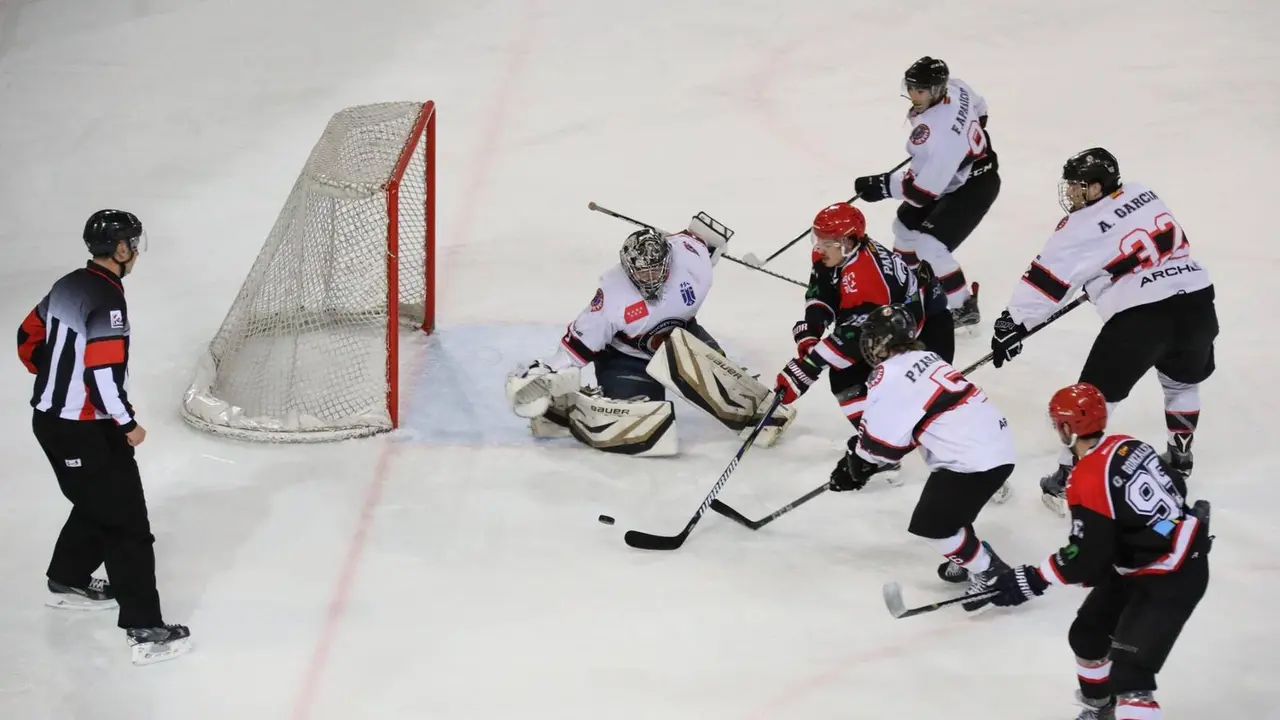 Pantoja marcando al Majadahonda. | Foto: Hockey Jacetania