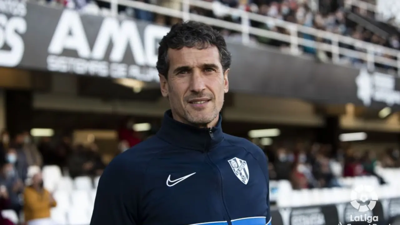 Antonio Calle, entrenador hoy del Huesca, poco antes de empezar el partido contra el Cartagena. Foto: LaLiga